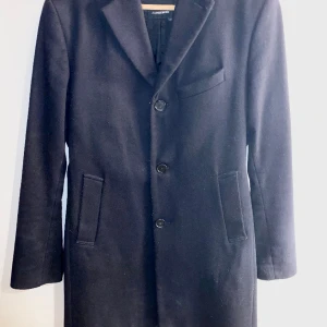 J.Lindeberg rock - Tja. Säljer en riktig Grisch rock. Bra skick inga skador på ut sidan men ett litet håll på insidan. Ny pris ligger runt 4600kr skriv privat för fler bilder eller frågor.