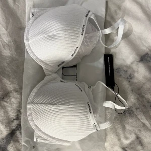 Lounge Underwear BH NY - Ny och oanvänd då den inte passade  Storlek 32D men skulle säga att den snarare är 32B, väldigt liten i storlek