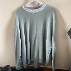 Acne Studios crewneck - Storlek Large Fint skick, använd fåtal gånger Nypris 2499kr Köpt på Joel Jolina Borås