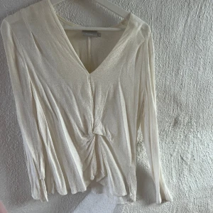 Blus ifrån InWear - Säljer en vit blus i märket InWear Storlek 34  Fint skick  Köpt för 999kr 