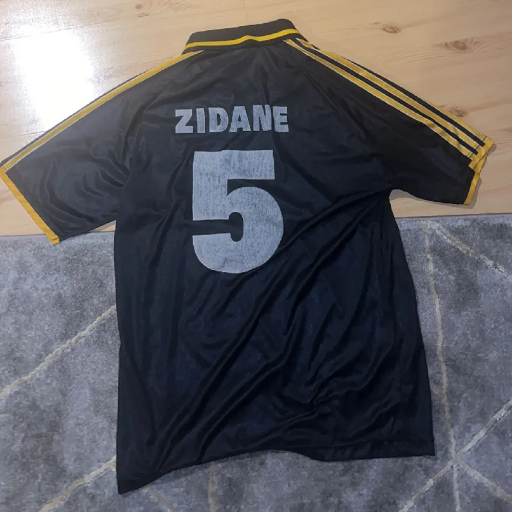Zidane tröja säljs sällsynt tröja storlek M lite stor i storleken . T-shirts.