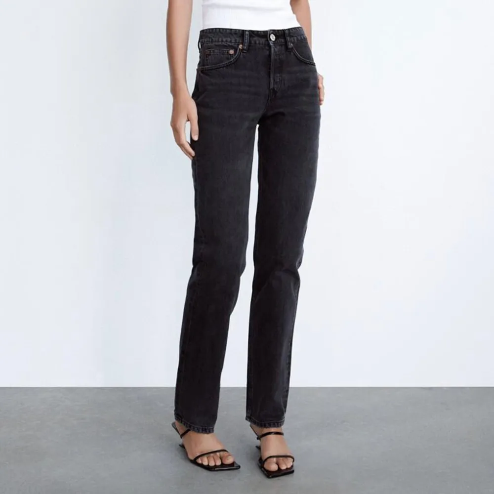 Säljer mina svarta midwaist zara jeans då de inte längre passar. Jeans & Byxor.