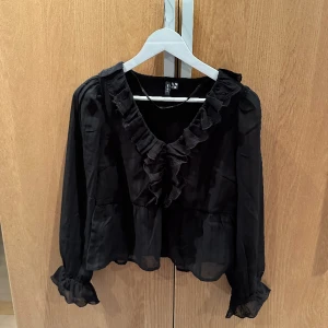 Blus - Säljer denna jätte fina blus då den inte kommer till användning 