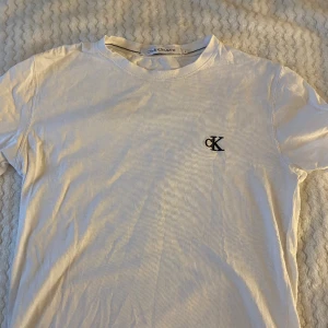 Calvin Klein t shirt  - Säljer denna Calvin Klein t-shirten i st S. Dessvärre har den en fläck på ryggen men det är ingenting man märker av. använd flertal gånger 💕