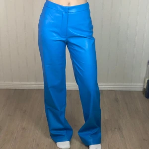 Blå läderbyxor  - Fina blå läderbyxor från nakd i storlek 34 (inte äkta läder.) I princip oanvända så i nyskick. 🎀