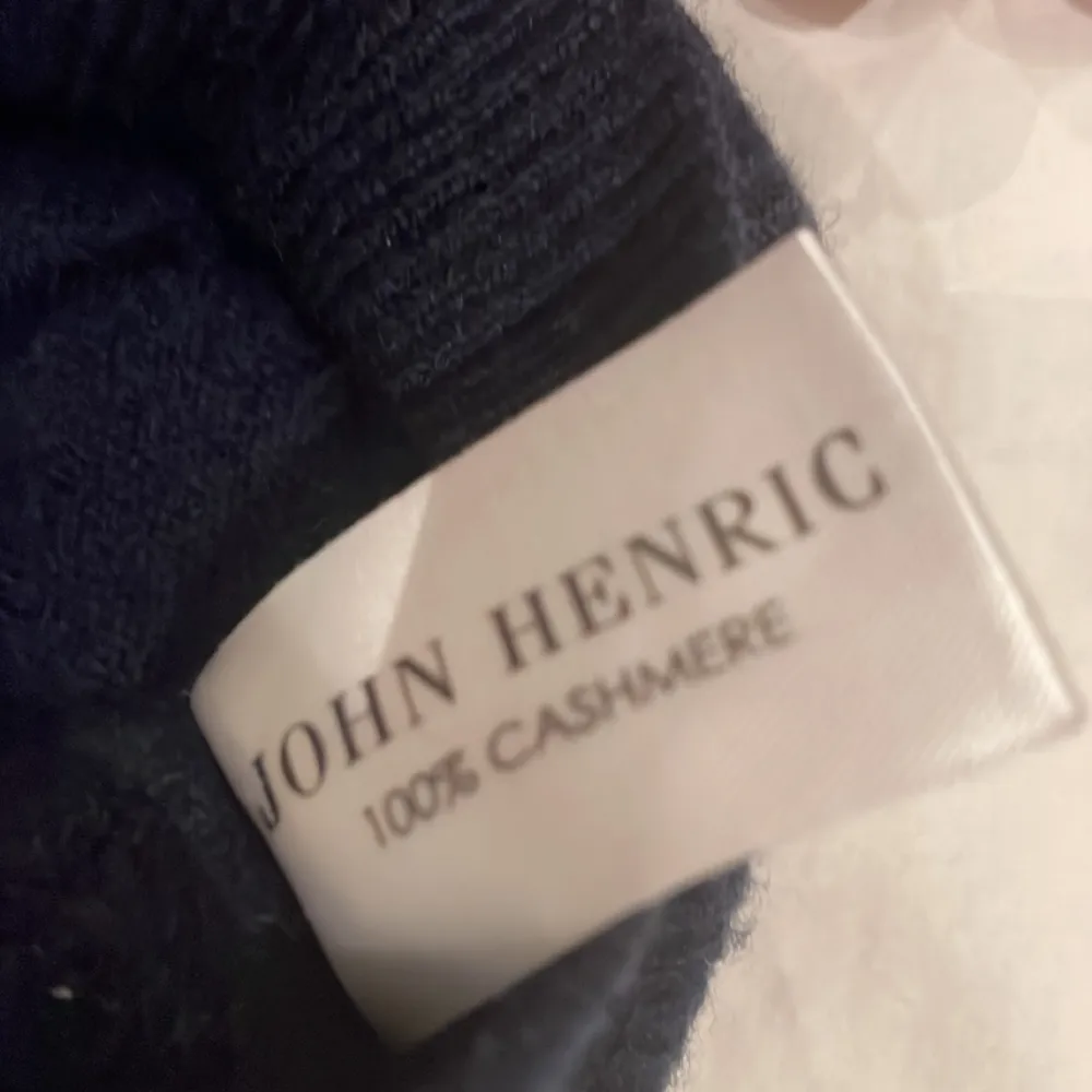 En blå skit snygg Kashmir hoodie från John Henric. Går inte att få tag på längre på deras hemsida vilket också gör den lite sällsynt. Hoodies.