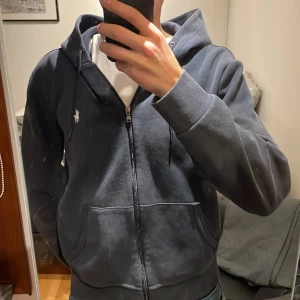 Polo Ralph lauren Zip hoodie  - Säljer nu min polo Ralph Lauren zip hoodie då den är för liten storlek M, Skick 9/10 knappt använt.