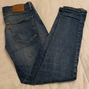 Snyggt slitna Levi’s 512 jeans. Lagat hål i söm, förstärkt med lapp på insidan. 