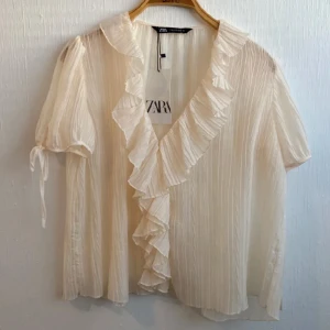 Volang blus  - Säljer denna super fina volang blusen från zara, använd 1 gång ❤️❤️🙏🏻 tryck köp nu, köptes för 360❤️🫶🏻