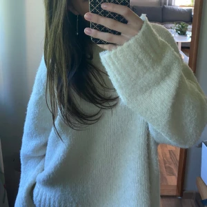 Stickad tröja🩷 - Säljer denna supersnygga stickade tröja som har använts en gång. Köptes för 1200 kronor på ”about you” för cirka ett år sedan.🩷💗 