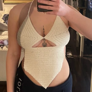 Egenvirkad topp - Kupa B-D Storlek midja Xs-M 100% Bomull Naturvit/Beige  Kan virka efter önskemål om du skickar inspiration💗