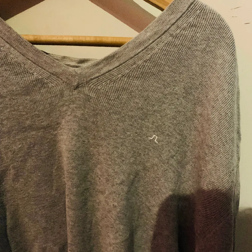 Säljer den här snygga J Lindeberg stickade tröja då jag inte använder den, Storlek M, köpt för 899. Stickat.