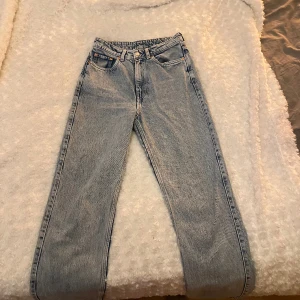 Weekday jeans Rowe - Väldigt gott skick, har blivit för små. 🌺