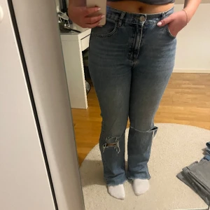 Jeans - Jeans med snygga slut detaljer! Använda få gånger. Rak i modellen men har slits på insidan av benet så blir lite bootcut modell vilket är svin snyggt! Kan tänka mig de är minst lika snygga som oversized!