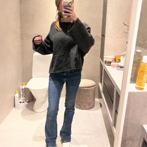 Zara tröja  - En stickad tröja ifrån zara, knappt använd så väldigt bra skick💕storlek m men passar mig som är xs-s💕 hör av dig vid frågor!! 