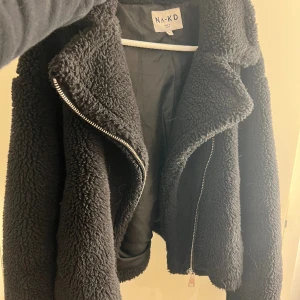 Teddyjacka från NAKD - Säljer en jättefin svart teddyjacka från NA-KD, i väldigt fint skick. Strl 34, säljer för 250:- 💜