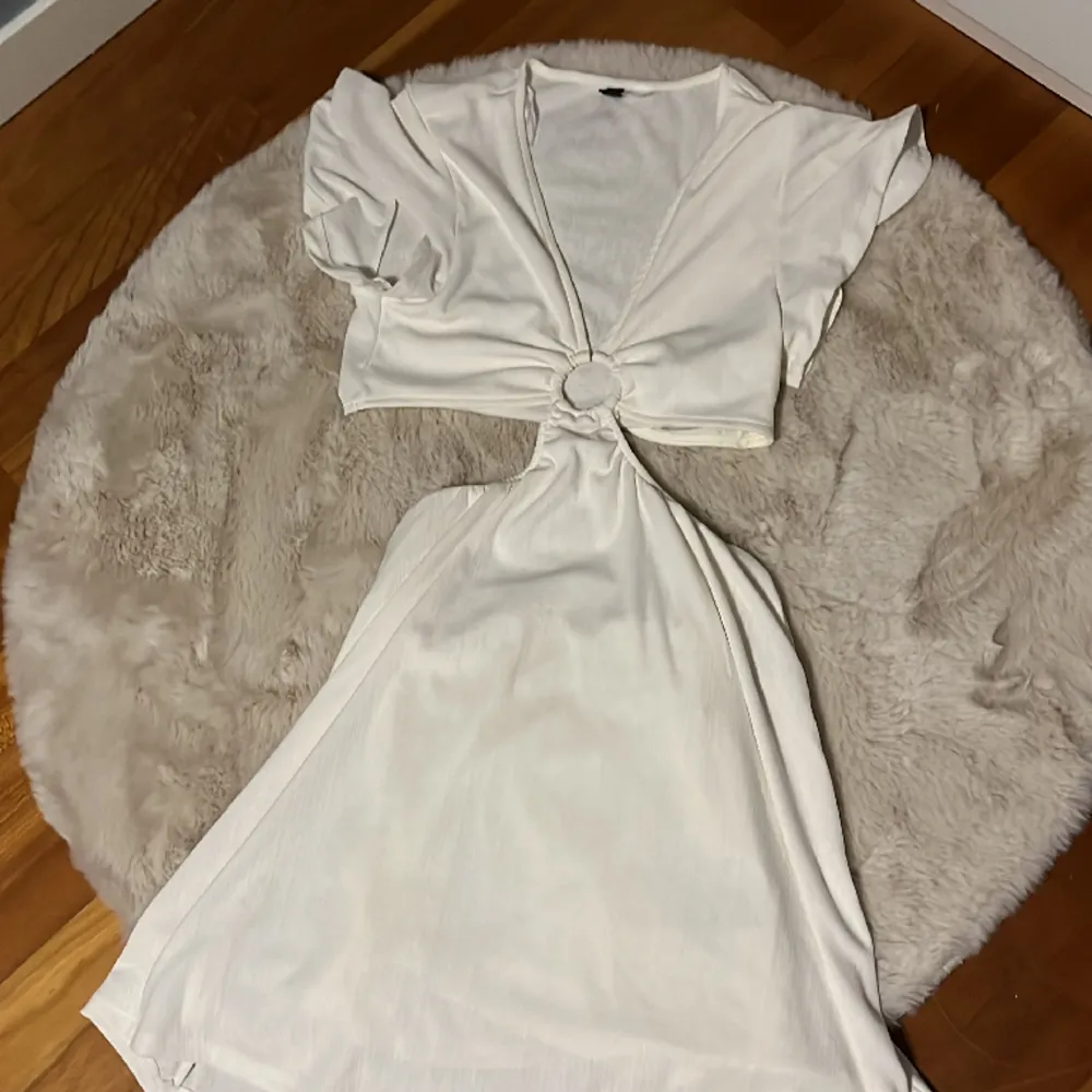 Hej säljer en vit klänning som passar perfekt till midsommar ,storlek S. Klänningar.