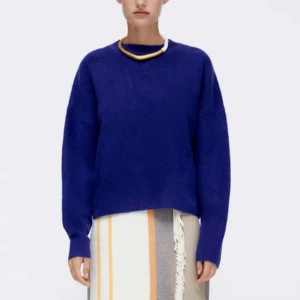 Stickad tröja Zara - Asmysig stickad tröja från zara i fint skick! Nypris 360kr men säljer för 200kr, pris kan diskuteras 💗💗Storlek M men beroende på önskad passform passar den även S-L💓