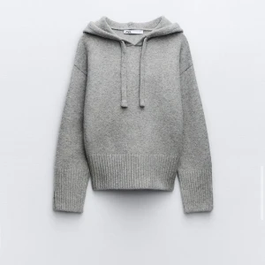 Stickad hoodie zara  - Säljer zaras slutsålda hoodie i strl S, använd 1 gång. 