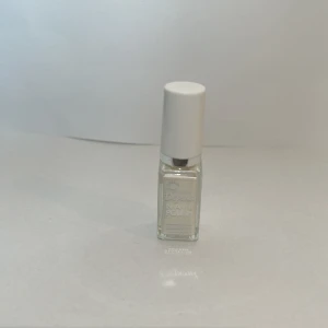 Vit naglack  - Dåligt målat. Användet en gång 