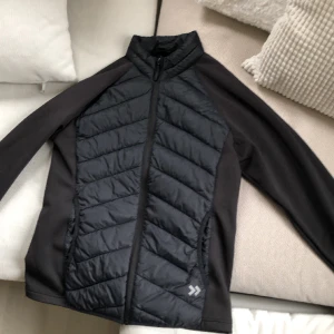 Lager 157 hybrid jacka - Använder aldrig. Riktigt bra skick. Skriv för fler bilder