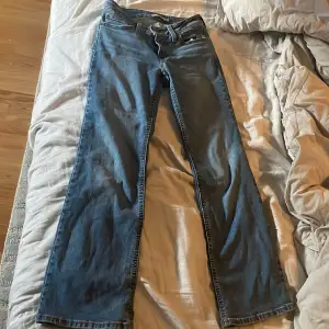 Ett par Levis jeans som är i storleken 25,mörkblå och passar på mig som är runt 1,60