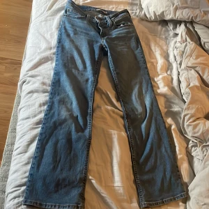 Jättesnygga low Waist jeans från Levis! Nästan helt nya och har Inga defekter💗kostade 800 från början och nu säljs för 650kr!💗 - Ett par Levis jeans som är i storleken 25,mörkblå och passar på mig som är runt 1,60