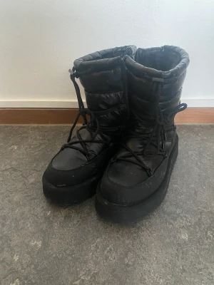 Tamaris vinterstövel - Snygga och trendiga vinterstövlar från Tamaris! Fodrade och sköna som passar perfekt nu i kylan! Använda ca 2 ggr. Säljer då de är lite stora för mig som vanligtvis har storlek 38.  Mycket fint skick! Även impregnerade!  Köpta för 1400kr. 