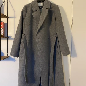 Grå kappa  - Grå kappa i ullblanding, Helt ny med prislapp kvar! Nypris: 549:- 