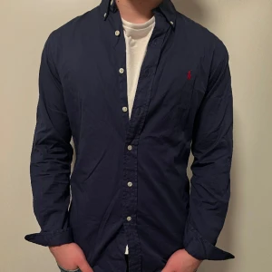 Ralph Lauren skjorta  -  Tjena, säljer nu denna skit snygga skjorta från Ralph Lauren | Storleken är M | Färgen är blå och skicket är 9,5/10 | Modellen är ca 181 cm | Hör gärna av dig vid minsta lilla fundering 😊 