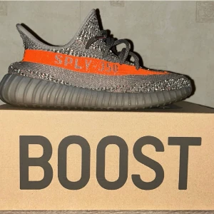 Adidas YEEZY BOOST 350 V2 Beluga  - Cond 9/10 nyskick👟  Vid frågor tveka inte på att höra av dig🗣️