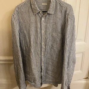 Arket linneskjorta - Linneskjorta från arket i bra skick! Vit/blå randig, storlek 52 (L) nypris 700