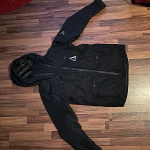 Skidjacka Slade - Skidjacka från slade. Mycket bra skick endast använd en eller två veckor per år. Köpt 3 år sedan. Nypris 1500 kr. 