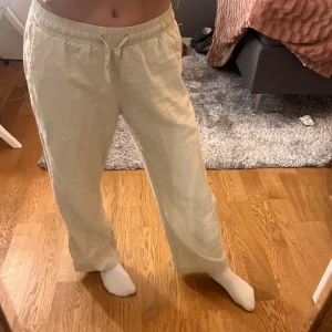 Beiga linnebyxor  - Säljer dessa beiga linnebyxor pågrund av att dem börjar bli för korta för mig. De är i barn storlek från Lindex, jättefina till sommarn💕