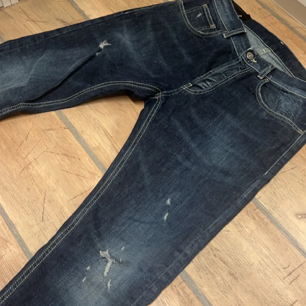 Säljer dondup dian jeans med rippings. Skriv om ni vill ha fler bilder eller funderingar!. Jeans & Byxor.