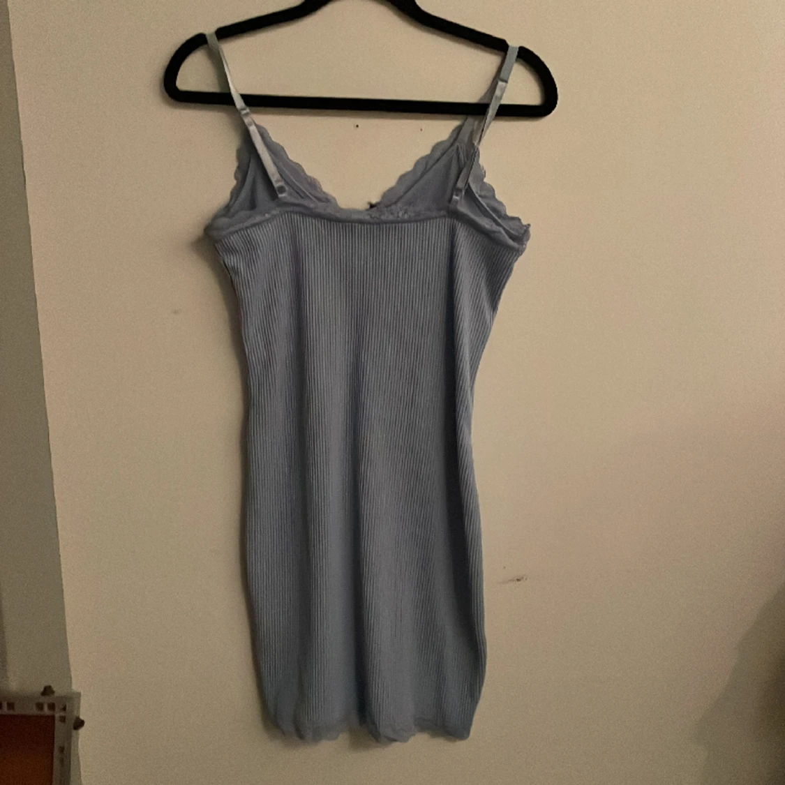 Blå, ribbad, v-ringad klänning med spets. Storlek S. - 90