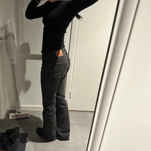 Levis superlow boot - Säljer dessa svarta levis low bootcut jeans med lappar på. Storlek 24/30 motsvarar XS, Innerben:ca 75cm. Köpta för 1200. Säljer pågrund av att jag råkat beställa 2. Köp gärna via köp nu💓
