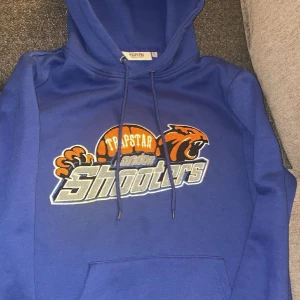 Trapstar shooter hoodie - Har tröttnat nu på hoodien, så säljer den. Jätte bra skick