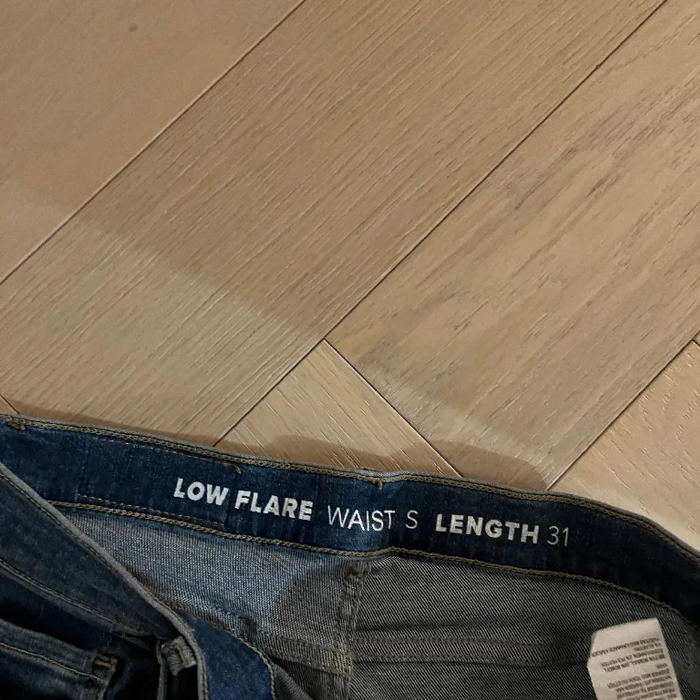 Lågmidjade jeans som är mörkblåa. Pris går att diskutera :). Jeans & Byxor.