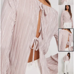 Blus - Super söt pressad blus/topp som har öppen rygg med knytning. Köpte den på NA-KD men har bara använt fåtal gånger (ser som ny ut) nypris 399kr🥰 