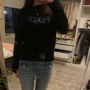 Zadig & Voltaire  - Säljer nu denna jättefina Zadig Voltaire tröjan köpte på Nk för runt två år sen nu, inga defekter och ser helt ny ut, använt 2 gånger. Storlek 152-158 jag har vanligtvis xs/s eller eller 164 i tröjor o sitter perfekt. Nypris:1800 buda inte ner för kommer inte sälja under 1000, just den modellen säljs inte längre så väldigt unik tröja.