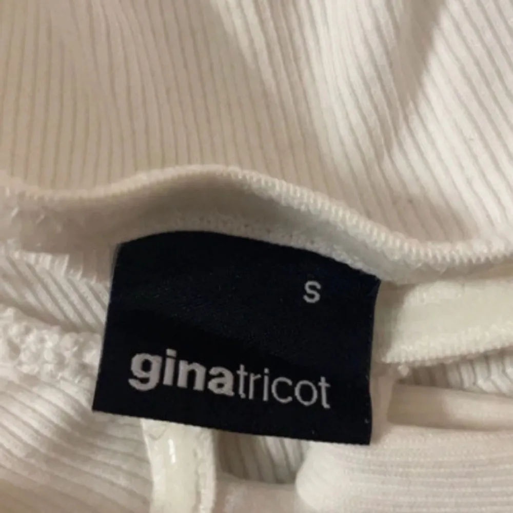 Ett superfint linne från Gina tricot anvädn några gånger 💕. Blusar.