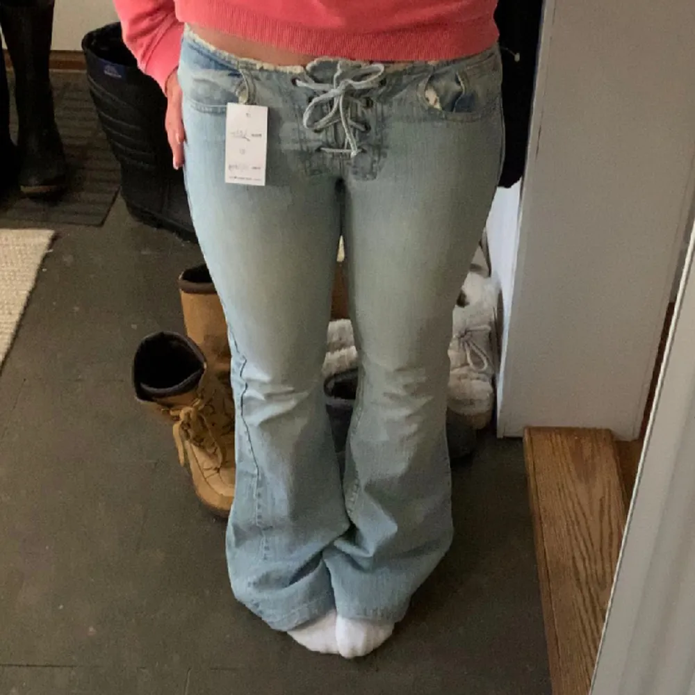 Säljer dessa sjukt snygga jeans! De är i jättebra skick. Midjemått rakt över ungefär 38 cm och innerbenslängd ungefär 80 cm.💕💕Pris kan diskuteras!💕. Jeans & Byxor.