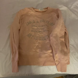 Zadig & Voltaire tröja - Säljer en jättefin Zadig & voltarie tröjan pga att jag inte fått användning av den. Nästan helt oanvänd. Köpte för 2200 kr.
