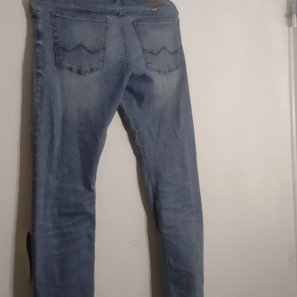Jätte snygga lågmidjade slim straight jeans från Wrangler! 99 cm längd och 35 cm midjemått. Säljer pga använder inte längre. Jag säljer för 200 kroner för jag köpte för 500 kr men priset kan diskuteras💕KLICKA INTE PÅ KÖP NU. Jeans & Byxor.
