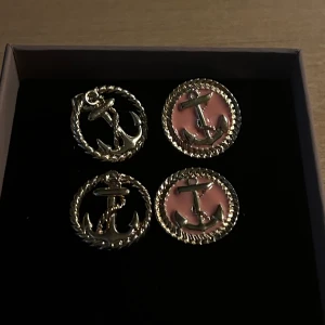 Örhängen - Säljer nu dessa coola och helt slutsålda  örhängen då de tyvärr inte kommer till någon användning. Örhängena är oanvända och har inga defekter! Vid snabb affär kan jag tänka mig att gå ner i pris!💕