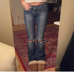Fina low waist bootcut jeans med hål❣️ avklippta nertill och passar någon runt 160cm. Första bilden är lånad från tjejen jag köpte dom av, pris kan diskuteras och skriv för frågor🙌🏽 använd gärna köp nu knappen!!