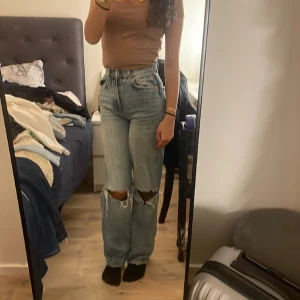 Håliga byxor - Jag säljer dessa ljus blåa jeans me hål eftersom att de inte kommer till användning längre och inte min still.
