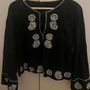 Svart blus  - Jättefin svart blus. Aldrig använd.