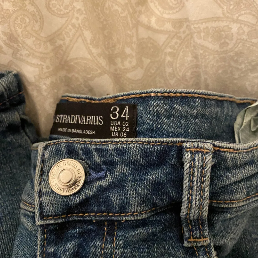 Säljer dessa bootcut jeans från stradivarius. Har endast använts en gång, är alltså i nyskick (därav pris). Köptes för ca 400kr.. Jeans & Byxor.